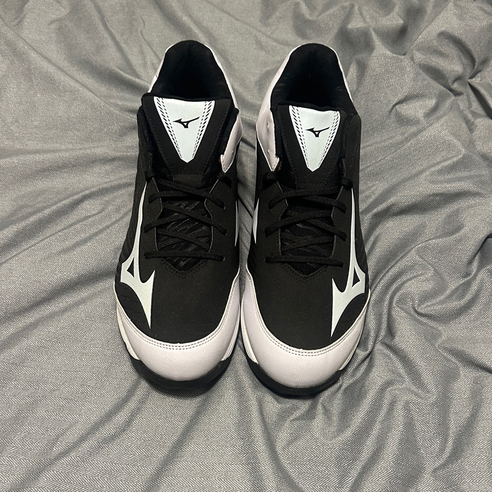 Mizuno Black and White Athletic Shoes